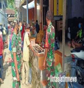 Disiplin Prokes, Babinsa 0801/03 Arjosari Menghimbau  Warga Patuhi Protokol Kesehatan