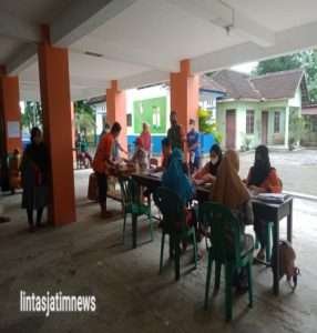 Babinsa Ngebung Monitoring penyaluran BST