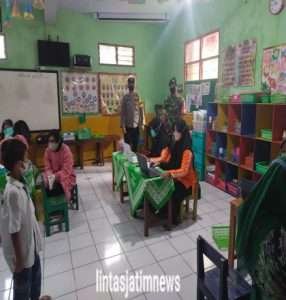 Babinsa Grudo Apresiasi  Anak-Anak TK Kartika IV-24 Ngawi Ikuti Vaksinasi