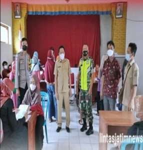 Babinsa Koramil 0801/04 Tegal Ombo Dampingi Penyaluran Bantuan Pangan Non Tunai