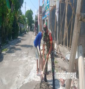 Jaga kekompakan dan  keharmonisan, Babinsa bantu bangun rumah warga binaan