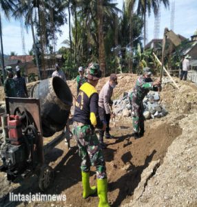 Bersama Masyarakat Koramil 0806/12 Munjungan Bantu Pembangunan Gedung MWC NU