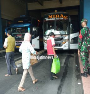 Waspadai Omicron, Babinsa Kelurahan Gilingan Tingkatkan Pengawasan PPKM Level 3 di Terminal Tirtonadi