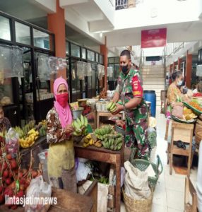 Begini Cara Serma Samsuri Dalam Menerapkan Protokol Kesehatan di Pasar Tradisional