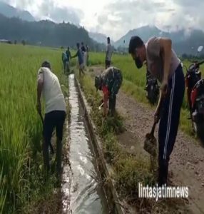 Babinsa Koramil 0801/01 Pacitan Bersama Petani Kerja Bakti Bersihkan Saluran Irigasi