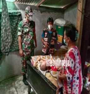 Kompak..!! Babinsa Bersama Anggota FKPPI 11.35 Surakarta Berikan Bantuan Anggota Keluarga Purnawirawan TNI Yang Sakit