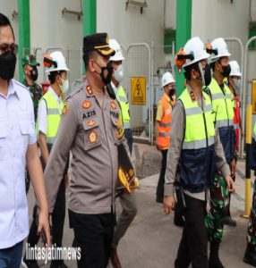 Kapolres Gresik Dampingi Ketua DPR RI Puan Maharani Tinjau Produksi Minyak Goreng