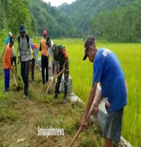 Babinsa Koramil 0801/03 Arjosari Bersama Warga Gotong Royong Bersihkan Jalan