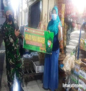 Hari Libur, Babinsa Tetap Blususkan Berikan Himbauan Protokol Kesehatan