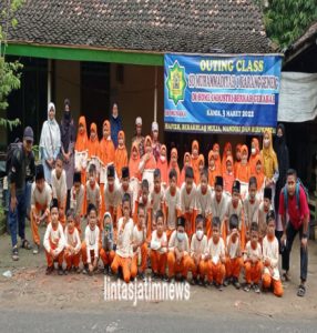 Outing Class SDM 1 Karanggeneng Membuat Mahakarya Warisan Leluhur