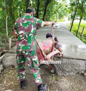 Babinsa Trosobo Gelar Karya Bakti Pengecoran Jalan