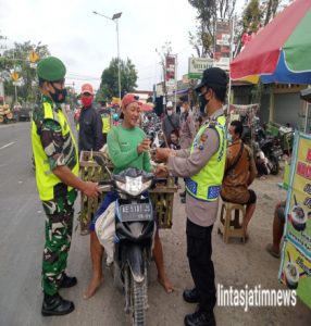 Cegah Penyebaran Omicron, Babinsa Koramil 0805/04 Padas Lakukan Operasi Yustisi  Himbau Warga Patuhi Prokes