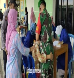 Anggota Koramil Mantingan Dampingi Vaksinasi Anak Usia 6-11 Tahun