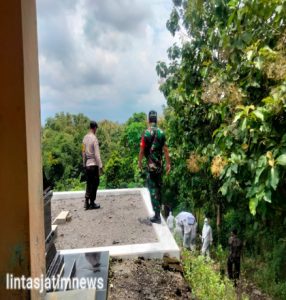 Cegah Kerumunan Babinsa Kepoh Dampingi Pemakaman Covid 19