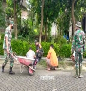 Implementasi Binter, Babinsa Posramil Kasreman Bersama Warga Karya bakti Bersihkan Jalan