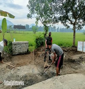 Babinsa Koramil 0806/09 Tugu Bantu Warga Perbaikan Jalan Rusak