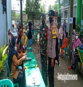 Babinsa Desa Sembon Bersama Bhabinkamtibmas Dampingi Vaksinasi di SDIQu Al Bahjah