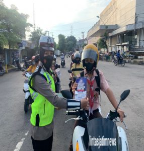 Polres Gresik Bagikan Masker dan Handsanitizer ke Pengendara