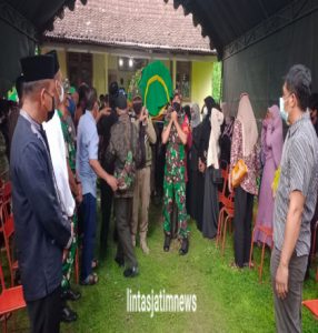 Anggota Koramil 0806/08 Karangan Bantu Prosesi Pemakaman Warga Binaan