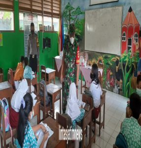 Babinsa Bersama Bhabinkamtibmas Awasi Penerapan Prokes di Sekolah