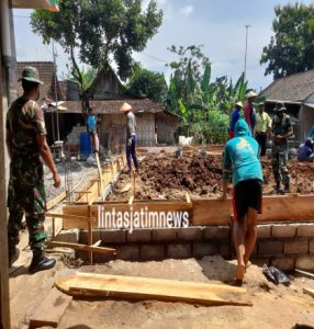 Bangun Keakraban, Babinsa Koramil 0805/11 Widodaren Kerja bakti Bantu Pembuatan Pondasi Milik Warga Binaan