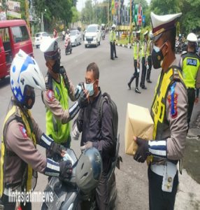 Tertib Berlalu Lintas, Polisi Beri Hadiah Kepada Pengendara