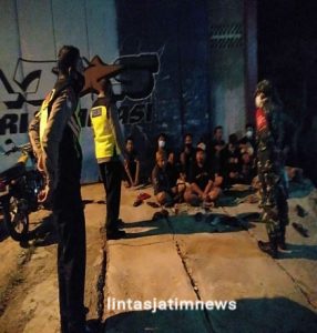 Ingatkan Pentingnya Memakai Masker, Personil TNI-Polri Aktif Sambangi Warga