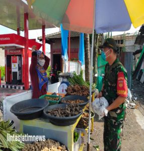 Tak Henti-hentinya Babinsa Mojosongo Bagikan Masker dan Memberi Himbauan Prokes di Wilayah Binaan