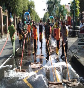 Wujudkan Lingkungan Bersih Dan Bebas Corona, Babinsa Keprabon Laksanakan Kerja Bakti