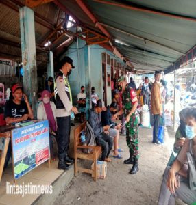 Sampaikan Pesan Protkes, Babinsa Dan Bhabinkamtibmas Sambangi Warga