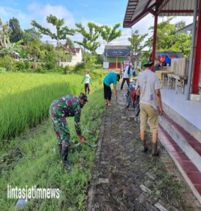 Anggota Koramil Kalidawir Bersama Warga Kerja Bakti Bersihkan Lingkungan Pasar