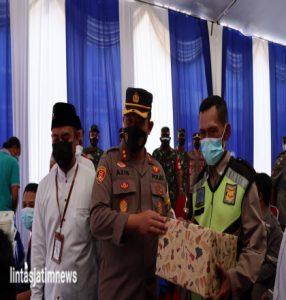 Antusias Ikut Vaksin Booster, Satpam Lansia di Gresik Kaget Dapat Hadiah dari Kapolres