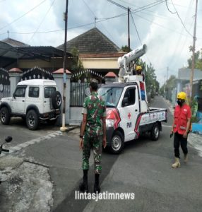 TNI Bersinergis Dengan Sibat Dan PMI Laksanakan Penyemprotan Desinfektan