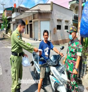 Waspadai Omicron di Wilayah Binaan, Babinsa Bersama Linmas Bagikan Masker Gratis