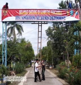 Siapkan Kampung Pancasila, Babinsa Kodim 0802/Ponorogo Karya Bakti Bersama Warga