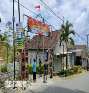 Anggota Koramil Sendang Bersama Warga Kerja Bakti Buat Gapura Kampung Pancasila