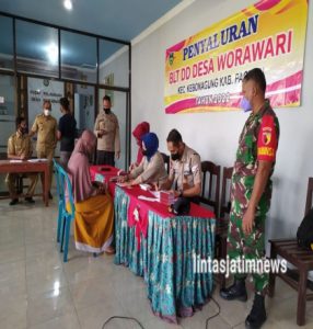 Dampingi Penyaluran BLT, Babinsa Koramil 0801/02 Kebon Agung Himbau Patuhi Prokes