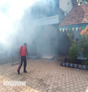 MIM 7 dan Pemerintah Desa Sidokelar Melaksanakan Fogging Nyamuk Penyebab Demam Berdarah