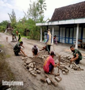 Perbaiki Akses Jalan, Babinsa Koramil 0805/05 Karangjati Bersama Warga Kerja bakti Pasang Paving