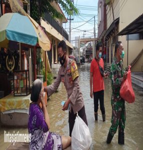 Terdampak Banjir, Polres Gresik Gerak Cepat Beri Bantuan Kepada Warga