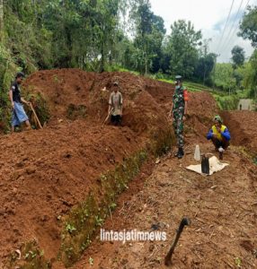 Beri Motivasi, Babinsa Koramil 0805/07 Ngrambe Lakukan Komsos Dengan Petani Porang Desa Wakah