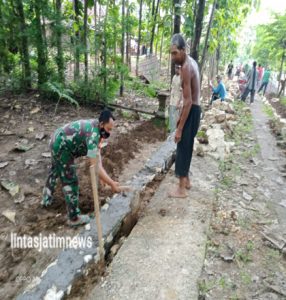 Babinsa Katelan bantu warga bangun talud