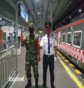 Serda Supriyanto Bersama Security Awasi  Prokes di Stasiun Solo Balapan