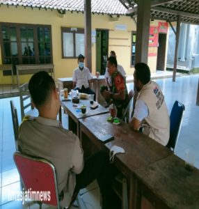 Ciptakan Hubungan yang Baik, Babinsa Koramil 0805/11 Mantingan Lakukan Komsos