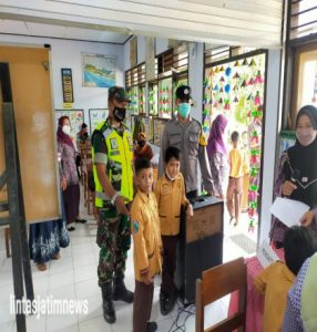 Babinsa Koramil 0806/09 Tugu Dampingi Pelaksanaan Vaksinasi Kepada Anak Sekolah