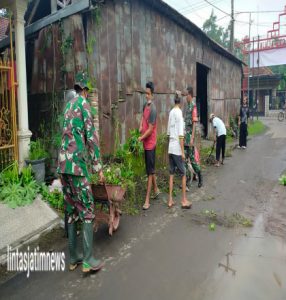 Babinsa Desa Ngantru Bersama Warga Kerja Bakti Bersihkan Jalan Kampung Pancasila