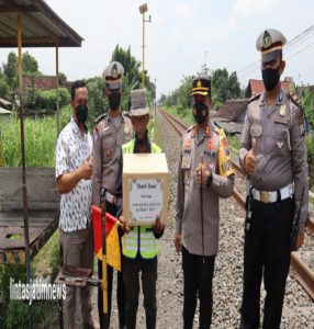 Polres Blitar Kota Peduli Supeltas Penjaga Perlintasan Kereta Api Tanpa Palang Pintu