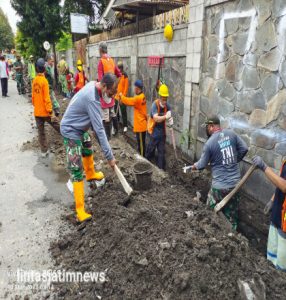 Babinsa Kemlayan bersama Warga Binaan melaksanakan Kerja Bakti Bangun Saluran