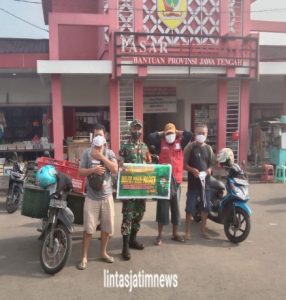 Sambangi Pasar, Babinsa Bagikan Masker Kepada Warga Dan Pengemudi Ojek