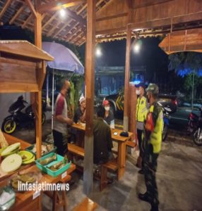 Tiga Pilar Forpimcam Ngawi Laksanakan Patroli Gabungan dan Himbauan PPKM  Level 2 di Wilayah Ngawi